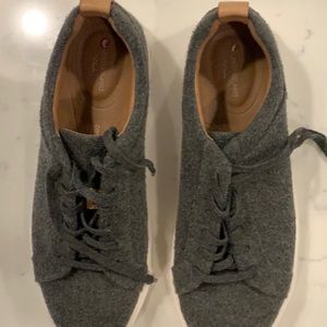 Women’s Clark’s tennis shoe in gray wool flannel